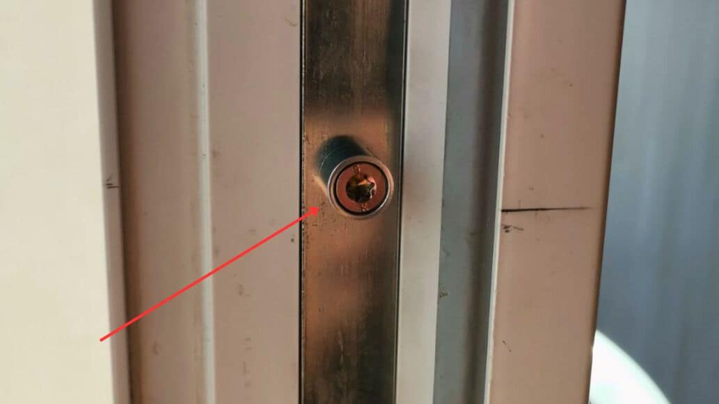 PVC stolarija može da bude još funkcinalnija ako montiramo prihvatnik za blakonska vrata, poznat i kao šnaper