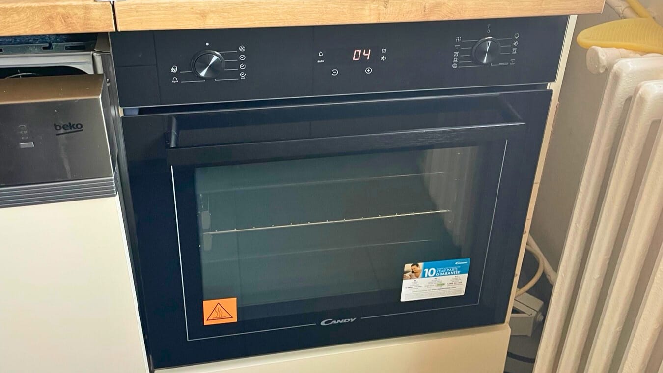 Magneti za nameštaj uz pomoć kojih se fiksiraju vratanca za kuhinjski element