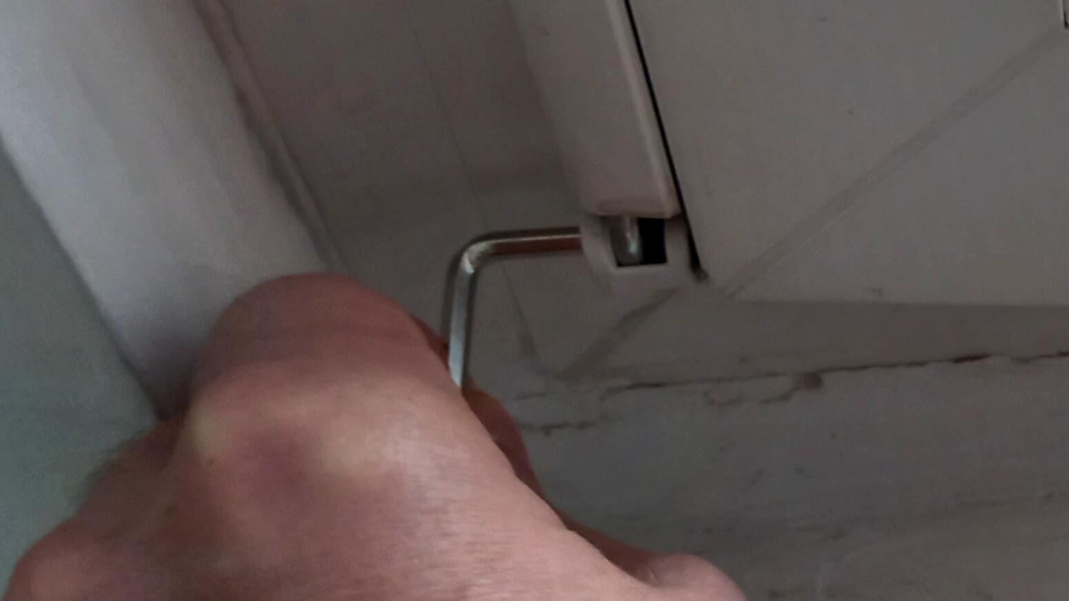 Štelovanje PVC balkonskih vrata imbus ključem sa donje strane