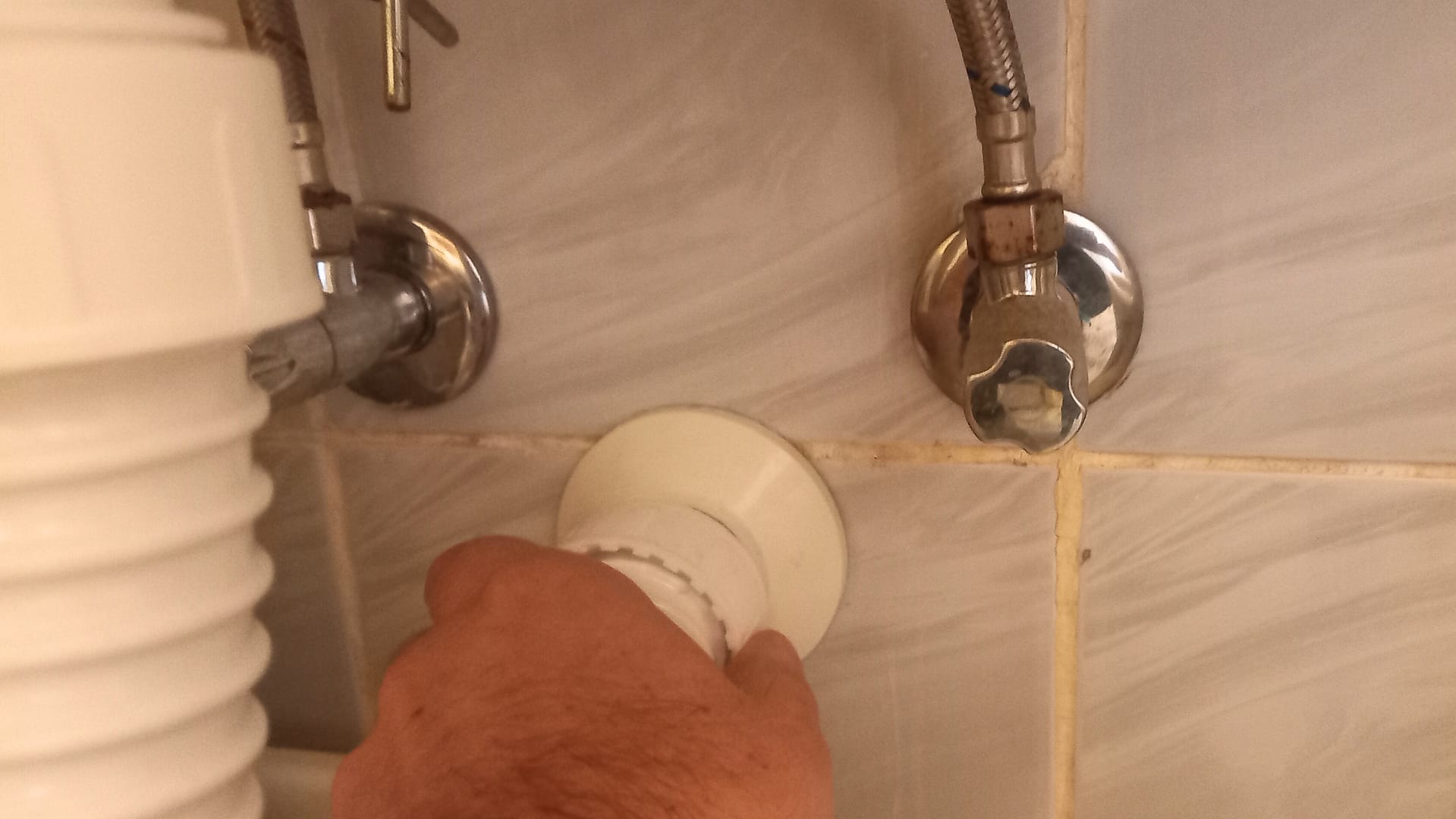 Plastični sifon lavaboa u kupatilu