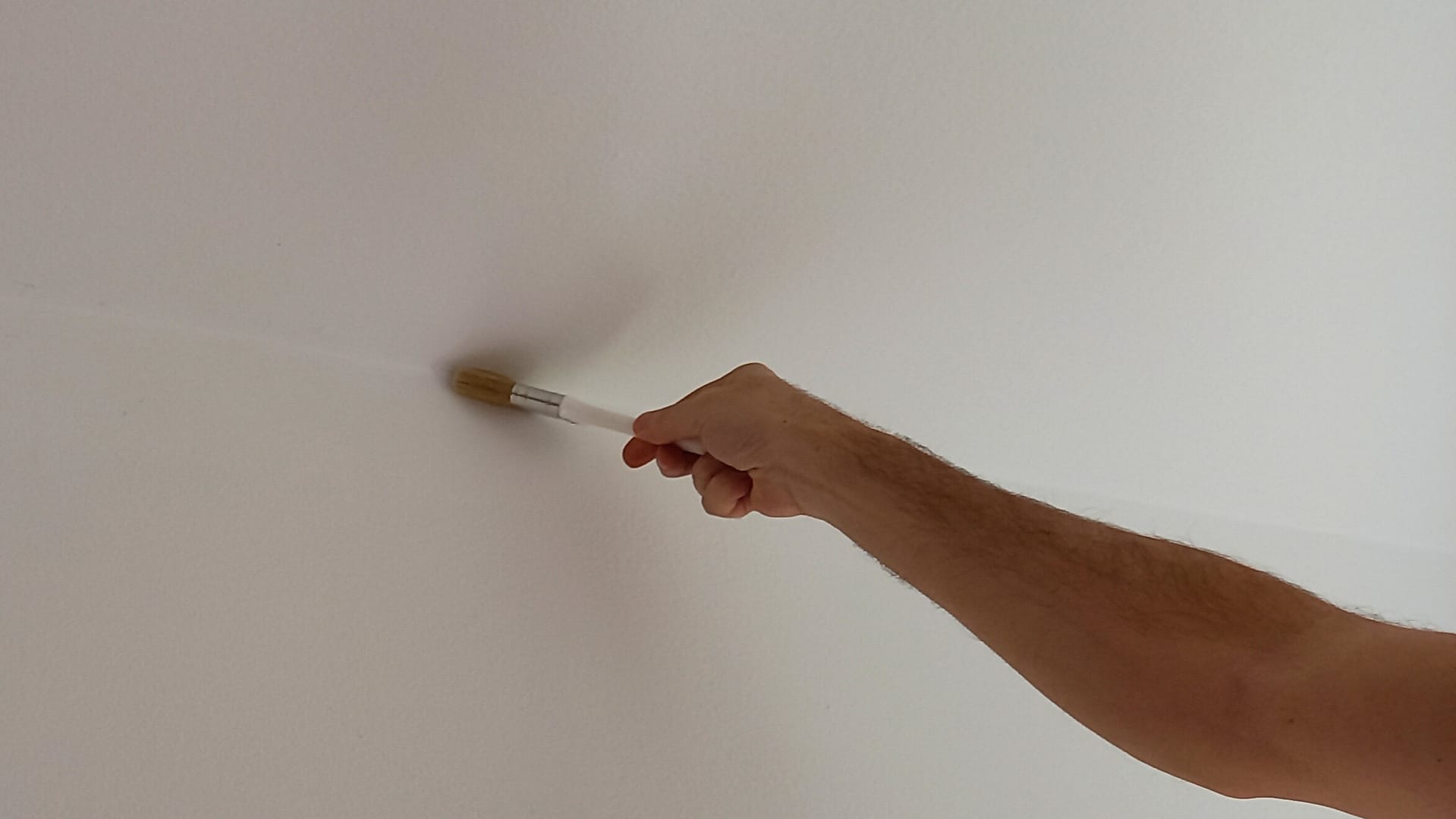 Pre krečenje valjkom, zidovi se po uglovima pređu četkom