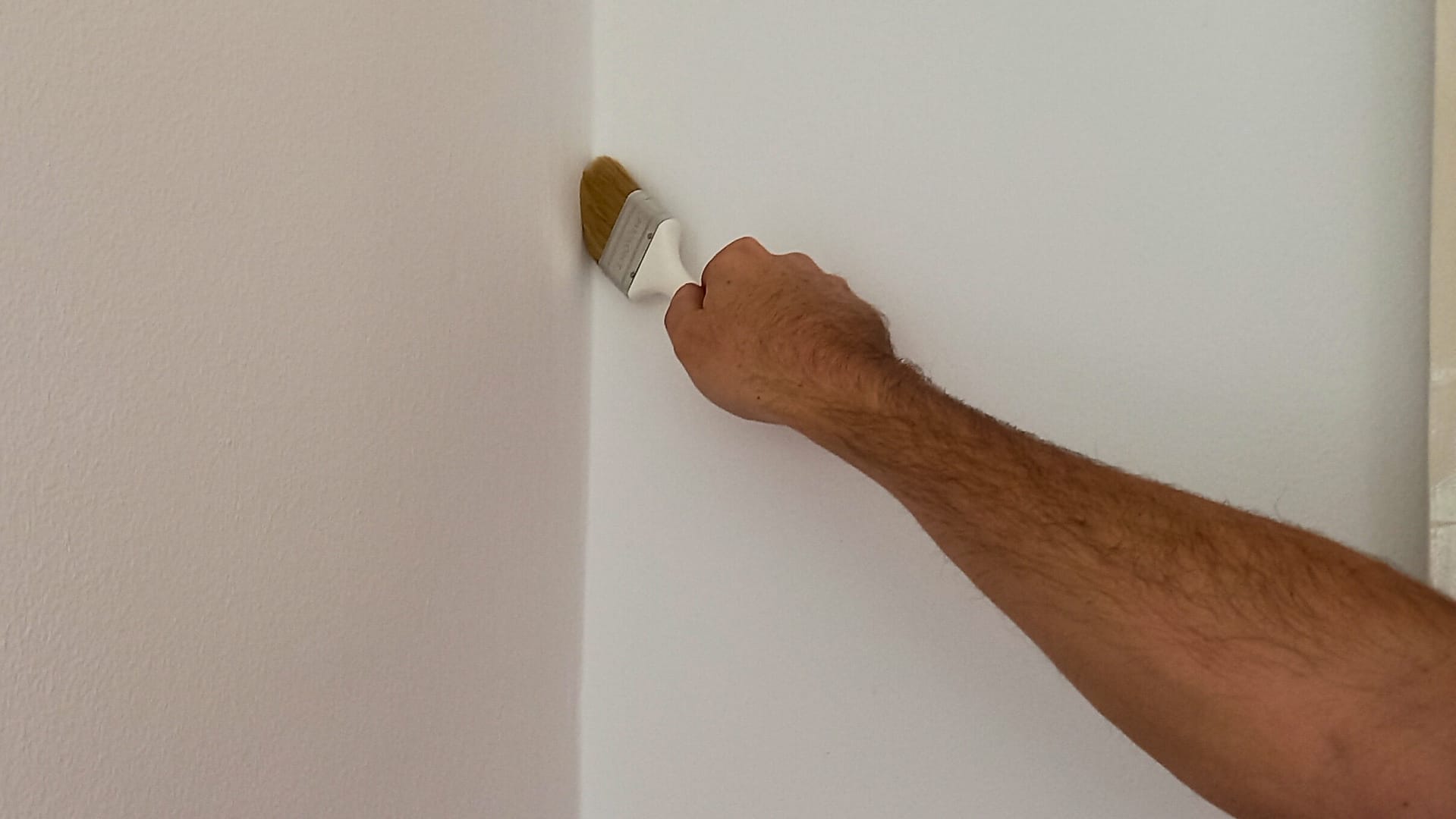 Kad krečenje valjkom pređite četkom zidove, tj. njihove sastave