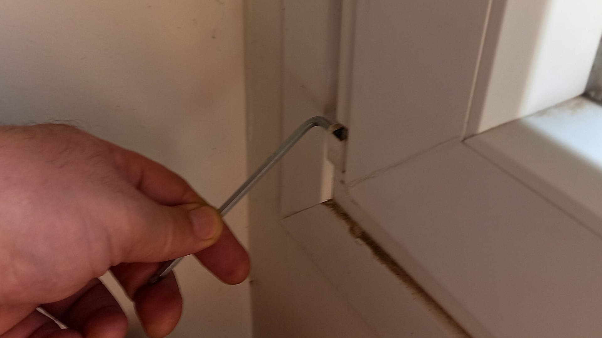 PVC prozor se na zatvara dobro - problem rešavate štelovanjem uz pomoć imbus ključa