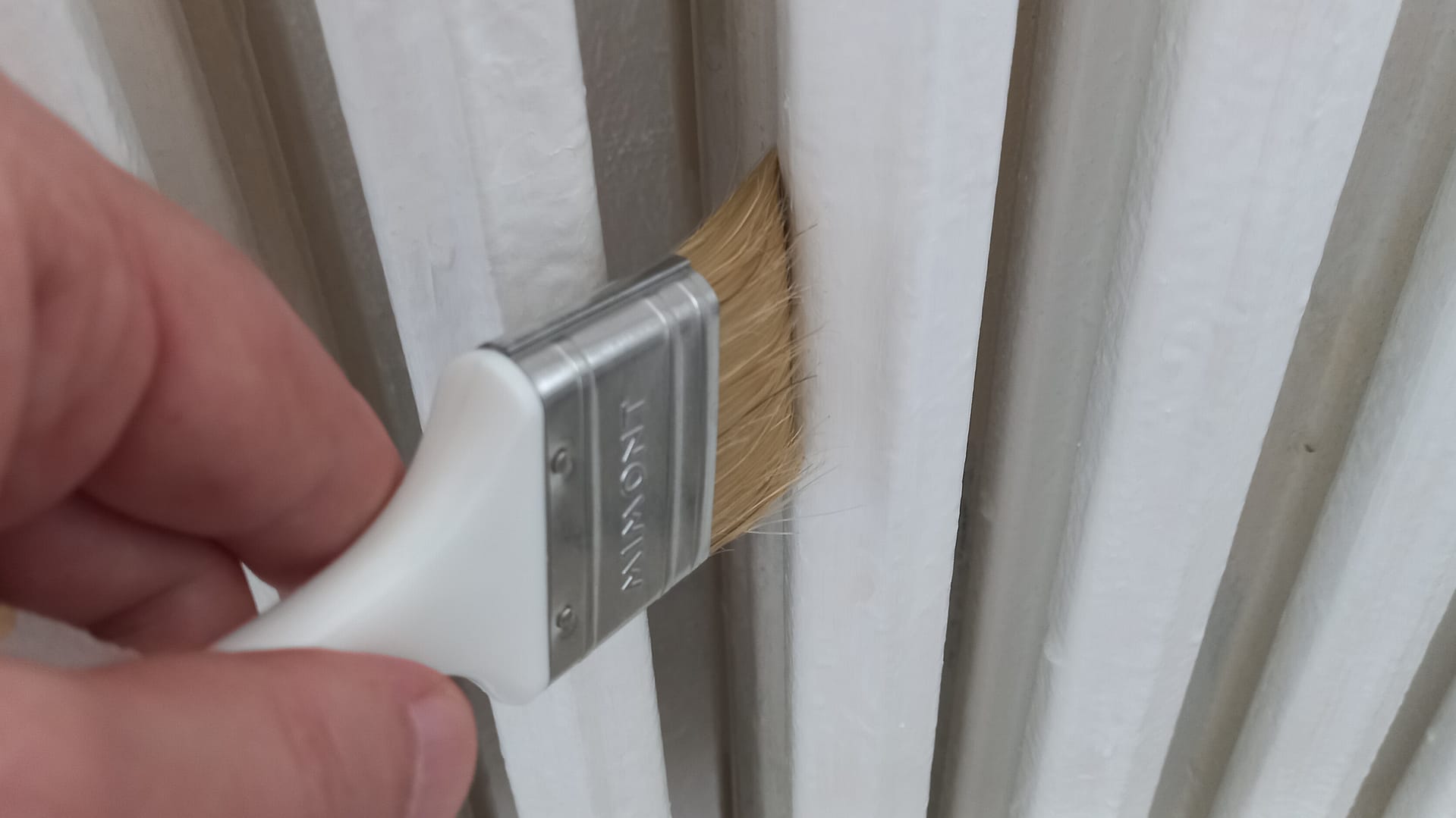 Obična četka i farba za radijatore boja na vodenoj bazi je najčešće sve što vam je potrebno.