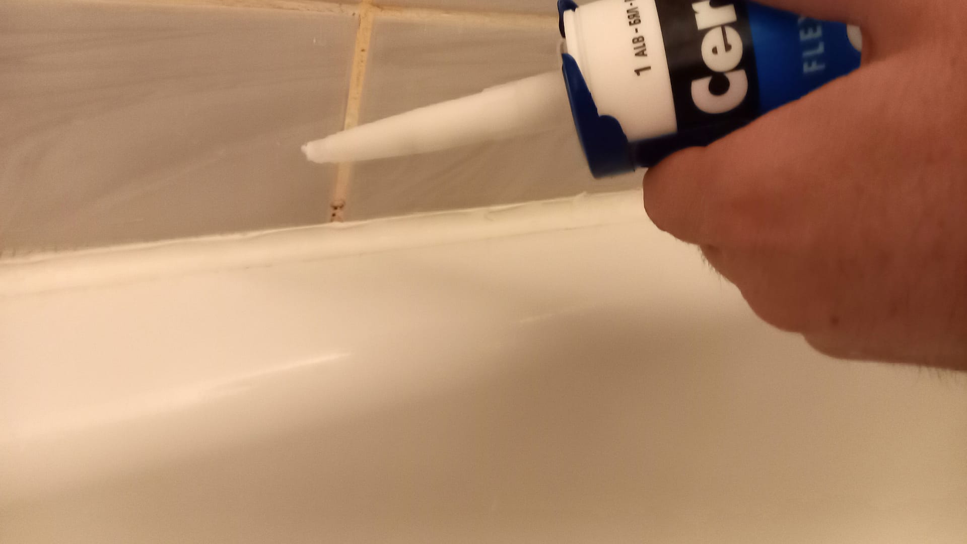Pre nego što nanesete silikon za kadu, imajte u vidu da je pre toga potrebna priprema podloge.
