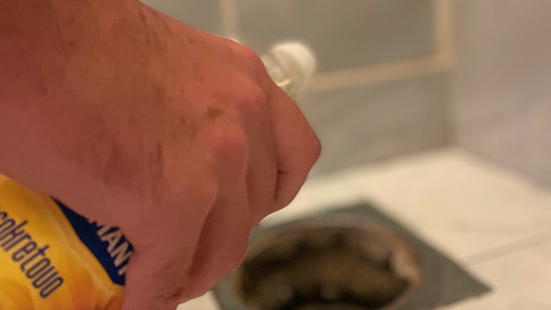 Neprijatni mirisi u kupatilu i smrad iz slivnika mogu da nestanu. Uklonite smard kanalizacije u kupatilu uz pomoć ulja i vode