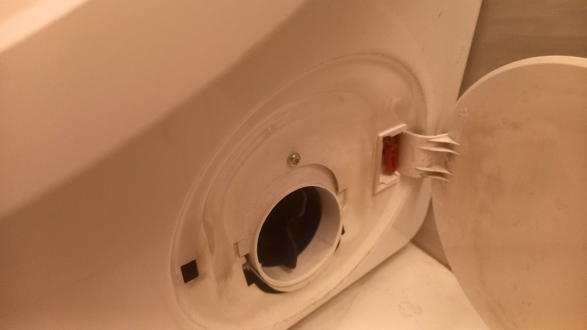 Jedan od najčešćih uzroka kad voda curi iz veš mašine jeste upravo filter.