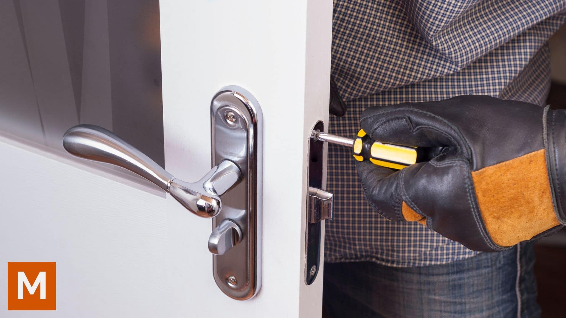 zamena brave na sobnim vratima - kako skinuti staru bravu