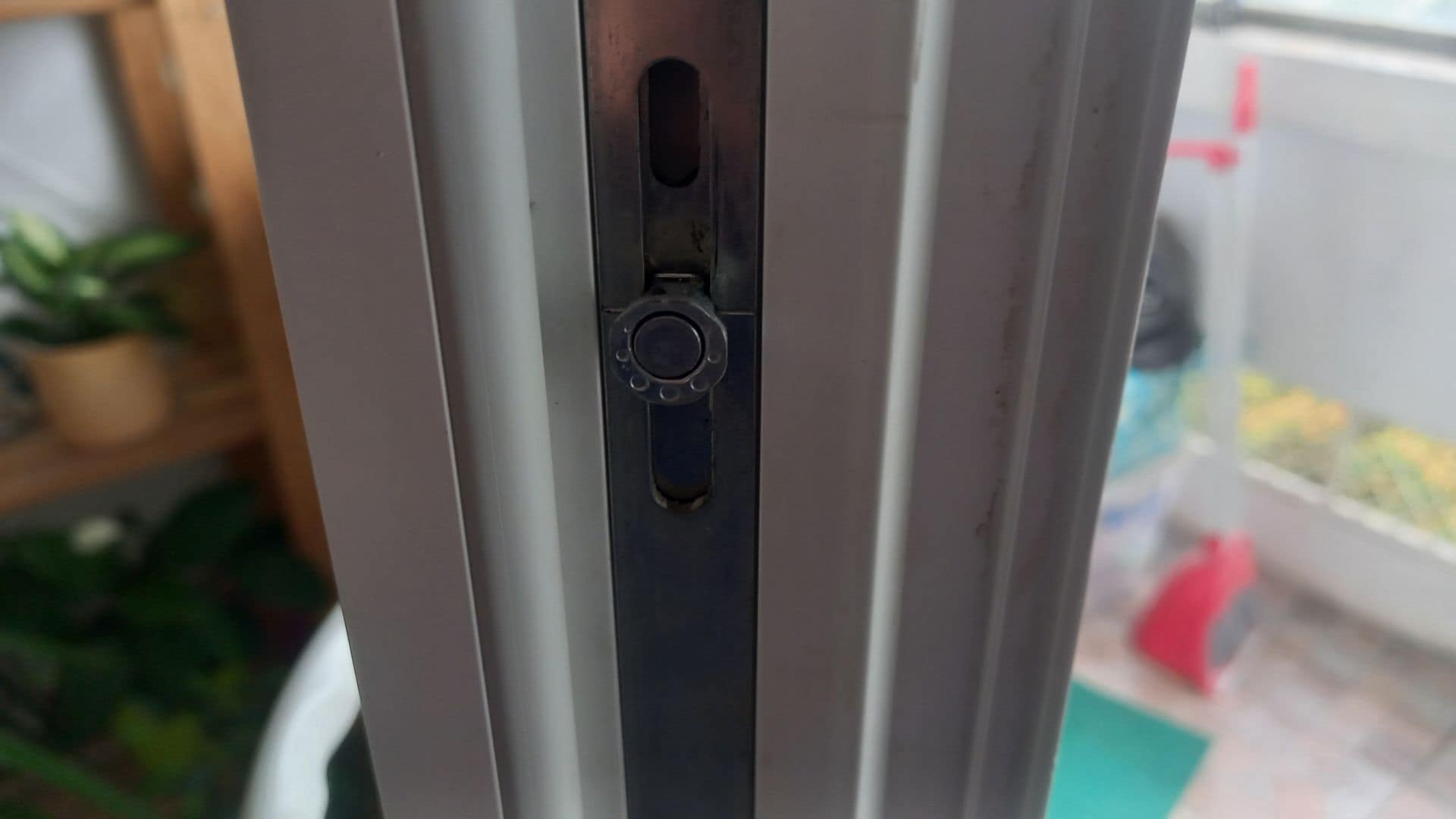 podešavanje pvc prozora na zimski režim je mit - jezičak sve vreme treba da bude u ovom položaju