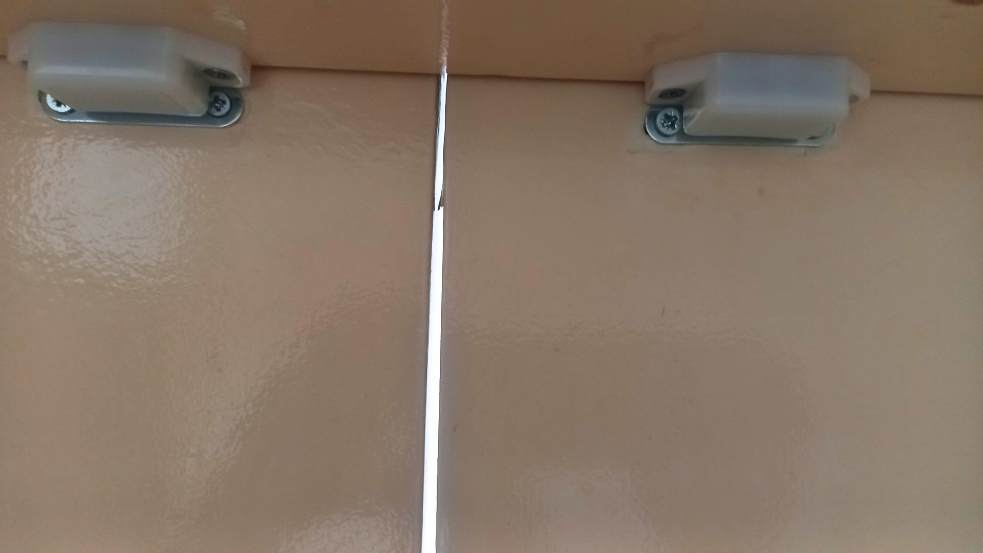 Magneti za nameštaj uz pomoć kojih se fiksiraju dvokrilna vrata