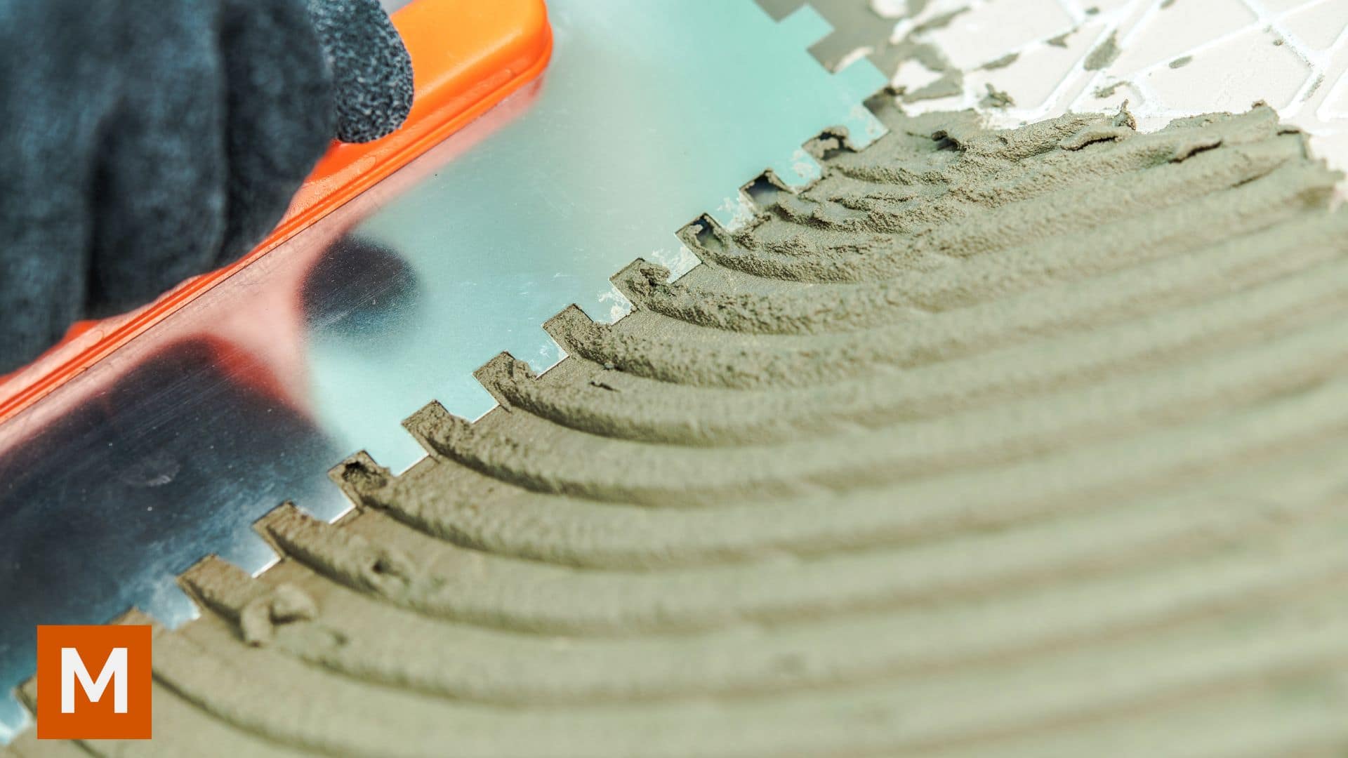 osnove keramičarskih radova, alat za postavljanje pločica - nazubljena gleterica