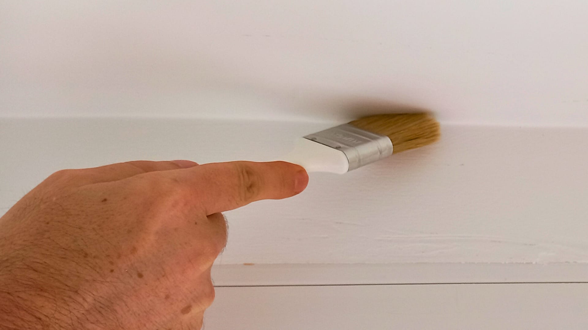 Veliki valjak za krečenje uzmite nakon što pređite četkom po sastavima zidova.